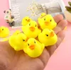 Alta qualità Baby Bath Water Duck Toy Suoni Mini Yellow Rubber Ducks Bath Small Duck Toy Bambini Nuoto Spiaggia Regali Giocattoli da bagno
