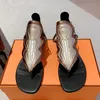 Tongs sandales plates couvertes talons designer sandal confort femmes conc Oasection Elegant Robe Calfskin en cuir haut miroir qualité Creative Fabricscalf Shoes
