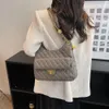 Bolso de alta calidad 95% de descuento en transmisión en vivo Nueva moda para mujer Lingge Cadena de hilo de bordar Bandolera de un solo hombro Celebridad de Internet Bolso cuadrado pequeño