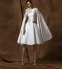 2019 White Mother of the Bride Dresses Long Sleeve Lace Gold -applikationer Knäslängd Mödrar Prom Dress Wedding Gäster Evening Party4582009