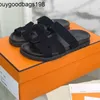 Chypre Women Sandals Slajdy Kapcie Paryż z Yuan Standard Kobiety noszenie 2024 Buty plażowe skóra Flat B Br5i ma logo YOZ JJ79 RLS9