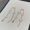 مع Box New Luxury Women Women Bracelets 18K Gold Gold Placed Proclets 4/5flower Letter Girls Best Jewelry Party Party Gift