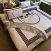 Set di biancheria da letto in cotone di design in quattro pezzi con stampa digitale multistile, tra cui un lenzuolo A e due federe