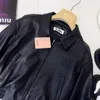 Дизайнер MM23 Осень-Зима Новая мода Вышивка Письмо Модный мотоциклетный стиль Тонкое короткое кожаное пальто XXU5