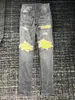 Jeans para hombres Jeans para hombres 2023 Llegada Moda Ripped Grey Agujeros rasgados Hacer costura vieja Cuero amarillo Slim Pies pequeños High Street 240308