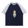 Meisterhaftes Design, richtungsweisend: Kurzärmliges Herren-POLO-Shirt mit Rundhalsausschnitt und Bären-Print, ein Must-have für den Sommer 2024