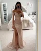 Elegant Champagne Prom -klänningar från Shoulder Glitter -paljetter Aftonklänning veckar delad formell lång speciell tillfälle festklänning