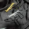 Gun Toys 1 3 Beretta 92F Gun Model Mini Alloy Gun Keychain med att ta bort pistolsamling Toy Gift för vuxna pojkar 240307