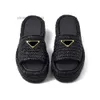 Yeni Tasarımcı Üçgen Raffias Platform Platform Sandalet Sıkıcı Seyahat Kaydırıcı Kadın Erkek Erkek Saman Dokunma Terlik Beyaz Siyah Sıradan Ayakkabı Plajı Düz ​​Sandale Slide Flip Flops