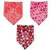 Vêtements pour chiens 3 pièces Bavoir de la Saint-Valentin Vêtements pour animaux de compagnie Bandana Costumes Triangle Écharpe Décor Saliva Serviette Tissu