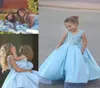 Baby Blue Satin Flower Girl Dresses For Weddings Full Längd Ruffles Söta applikationer ärmlösa nattvardsklänningar Dubai Arabiska barn8140931