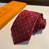 Mens Tie Designer Silk Ties for Men mode Wedding V Letter Bow Luxurys Desginers Slips för kvinnor CEINTURE CSD2403082