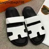 Chypres Sandals Kaptury Women Designer Sandał Paris Factory Outlet 2024 BEACH Classic Flat Summer Lady Skórzanie Flip Flip Flip Men W Have Logo 4yzl