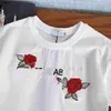 Luxuriöse Mädchen-Trainingsanzüge für Babys, zweiteiliges Set, Kinder-Designerkleidung, Größe 90–150 cm, T-Shirt mit roten Blumen und grünen Blättern und karierte Hosen, 24. März