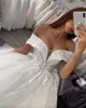 Elegant bollklänning spets bröllopsklänningar sexig rygglös av axel arabiska dubai lyx brudklänningar ruched puffy tyll bröllopsklänning
