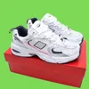 Topp 530 män Kvinnor Rinnande skor 2022 MR530 Designers White Silver Navy Khaki Sulphur Yellow Outdoor Sports Sneakers Storlek 36456250269