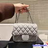 Kvinnor Mini Flap Bag Designer Handväska axel guldboll justerbar kedja crossbody trend silver hårdvara lyxig söt fanny pack nyckelpåse resväska