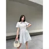 디자이너 M23 Springsummer 새로운 클래식 시리즈 포켓 장식 수직 스트라이프 짧은 슬리브 주름 높은 허리 패션 드레스 jhod