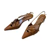 Dans les 24 heures pour expédier des chaussures de marque talons hauts femmes sandales Miui chaussures en cuir véritable couleur unie boucle pointue chaussures en cuir verni de mode décorative