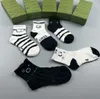 Designer 2024 Herrkvinnor Crazy Socks for Women Socks Five Par Luxe Sports Winter Mesh Letter Tryckt Sock Embroidery Cotton Man