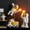 Oggetti decorativi Figurine Accessori per la decorazione della casa Lampada da parete creativa per astronauta Moderno semplice Soggiorno Camera da letto Ornamento appeso Artigianato in resina Regalo T2403