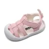 Découpes nées chaussures enfant en bas âge fille sandales 2024 été bébé Cirb chaussures garçon noir blanc rose mignon bébé fille lapin sandales E02221 240220