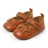Обувь First Walkers, 2024 г., кожаная обувь с цветочным узором для девочек, модная обувь на мягкой подошве с бантом на плоской подошве для крещения, свадьбы, дня рождения