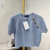 Dames T-shirt designer merk Gebreide klassieke serie gebreide top met korte mouwen, ronde hals en drie metalen knopen versieringen voor hoge zichtbaarheid WORM