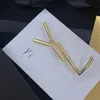 Vintage Altın Kaplama Mektup Broş Klasik Tasarım Bakır Lüks Stil Butik Pin Doğum Giyim Giysileri Broş Mücevher Kutu