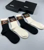 2024 SS Herrstrumpor Klassiska brev Luxury Sports Winter Letter Printing Socks Brodered Cotton Matching Box Men's Fashion Socks Casual Cotton Printing 1 Box