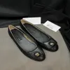 Kvinnors designer Black Shoes Ballet Flats French Paris Luxury Loafers quiltade läderballerina rund tå kvinnor klänningskor