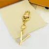 Mannen Vrouwen Elegante Klassieke Gouden Letters Sleutel Gesp Auto Sleutelhanger Handgemaakte Rvs Merk Designer Tas Hanger Sleutelring Sieraden Mode accessoires Geschenken