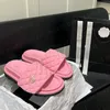 新しいcベルクロスリッパデザイナースリッパスムーズスライド女性ラグジュアリーサンダルラバースライドプール枕枕女性サンダルフラットコンフォートパッド付き男性靴ブラックスリッパ