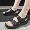 Sandalen Herren Sommer Verstellbarer Knopf Verdickter Boden Paar Stil und Damenschuh Großhandel