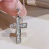 Pendanthalsband Desginer Bvlgary Baojia Cross Halsband Kvinna 18K Rose Gold Fashion Trend Diamond Pendant Man Live L240309