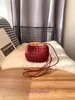 Marke Bottgs's Vents's Sardine-Tragetaschen für Damen im Online-Shop. Sardine-Tasche aus gewebtem echtem Leder, rote Knödel-Umhängetasche, Halbmond-Textur mit echtem Logo