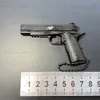 Gun oyuncakları 1 3 M1911 Metal Tabanca Oyuncak Taban Minyatür Model Beretta 92F Anahtarlık Yüksek Kalite Koleksiyon Oyuncak Hediyesi Noel T240309