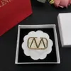Luxurys Brand Letter Pin Designer Jewelry Woman Brooch Pins Men Gold Brooches贅沢なパンDesignersのための犠牲スーツパーティードレスファッションアクセサリー