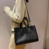 Modeväska kvinnors shopping handväska axelväska coah -serien pu ny splittrad tygväska handhållen stor kapacitet lyxbrev rems crossbody väska varma försäljning