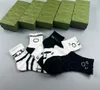 Designer 2024 Sock Mens Womens Socks Crazy Socks For Women Five Par Luxe Sports Winter Mesh Letter Tryckta strumpor Broderi Bomullsmän