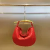 シンプルな赤いバオバオハンドヘルドネット女性織りバッグ2024とファッショナブルな新しいワンショルダー韓国の月明かりのムーンライト歯