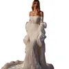 Robes de mariée de sirène de concepteur hors épaule à manches longues plumes robes de mariée balayage train dentelle appliques robe de mariée dos nu sur mesure YD