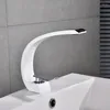 Grifos de lavabo de baño Grifo de lavabo Grifo mezclador moderno Lavado en blanco/negro Manija única y cascada fría