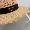 Chapeaux de seau de créateur pour femmes, chapeau de paille à large bord, casquette d'herbe de raphia ajustée à la mode, casquettes triangulaires pour hommes, seaux de plage, chapeau P Sunhat vacances 2403094XQ