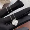 Pendant Necklaces 18K Gold Plated Voguish Designer Necklace Flowers Four-leaf Cr Cleef Fashional Crystal Wedding Party Jewelry no box L240309