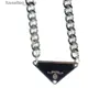 Colliers pendentifs Femmes Hommes Collier de luxe Designer Chaîne Bijoux de mode Noir Blanc P Triangle Pendentif Design Party Argent Hommes Colliers Jewell283D L240309