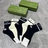 Erkekler 24SS SOCKS Spor çorapları moda kadınlar kaliteli pamuklu klasik mektup nefes alabilir 100% pamuk basketbol futbol açık hediye kutusu