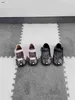 Varumärkesdesigner Småbarnskor Bear Shaped Design Baby Princess Shoes Storlek 21-25 Barn Prewalker Box Packaging Girls First Walkers 24mar