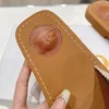 Zapatillas de piel de vaca con plataforma de diseñador famoso: calzado lujoso y cómodo, perfecto para una relajación elegante