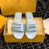 Designer Brand F Flat Bottom tofflor Luxury Sandaler Kvinnorskor Kudde Bekväm koppar Svartrosa Summer Fashion Sliding Beach Slippers